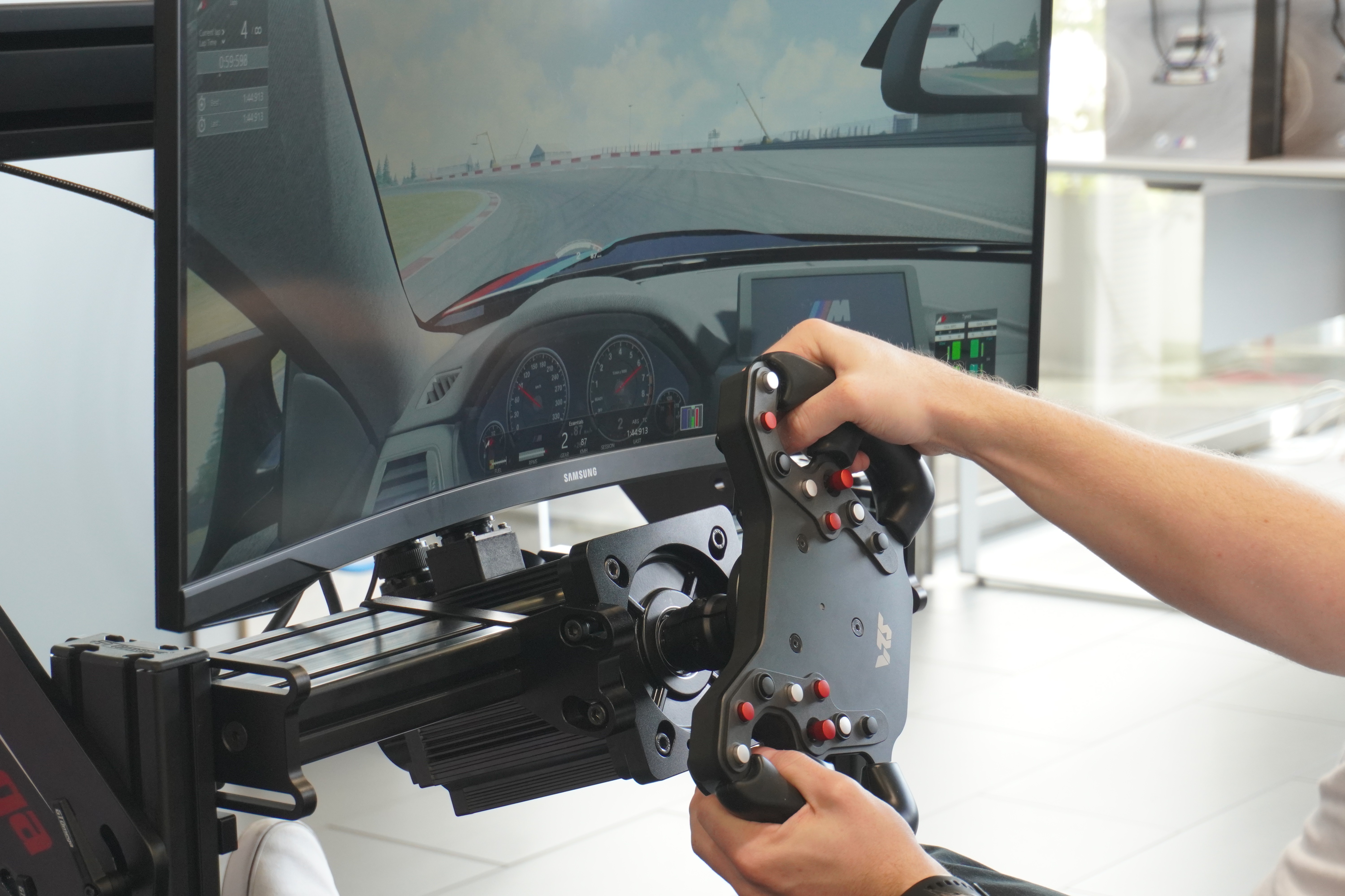 Detailaufnahme von Lenkrad und Monitor im Einsatz